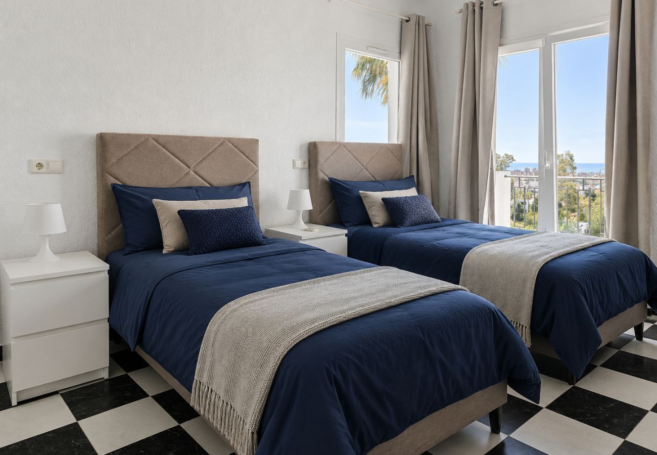 Villa en Mijas Costa - Villa con piscina privada y impresionantes vistas al mar.