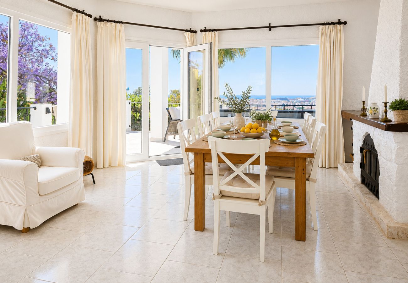 Villa en Mijas Costa - Villa con piscina privada y impresionantes vistas al mar.