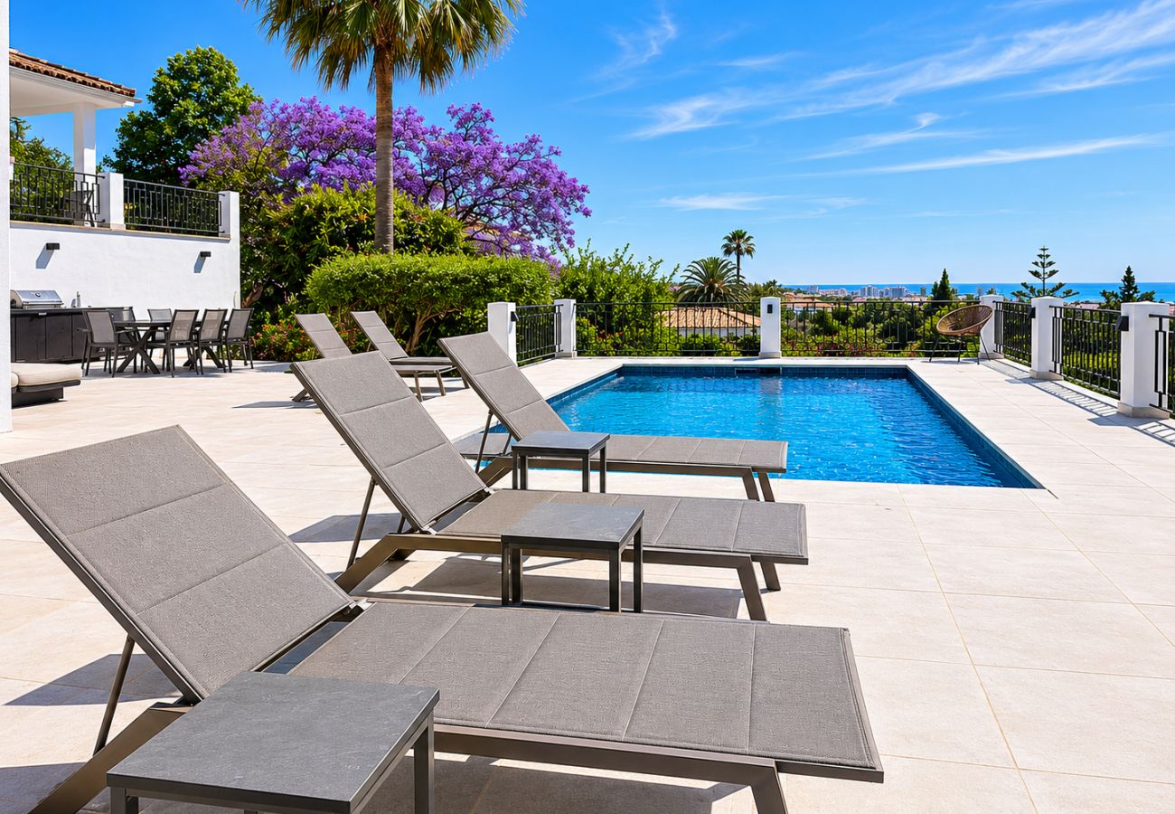 Villa en Mijas Costa - Villa con piscina privada y impresionantes vistas al mar.