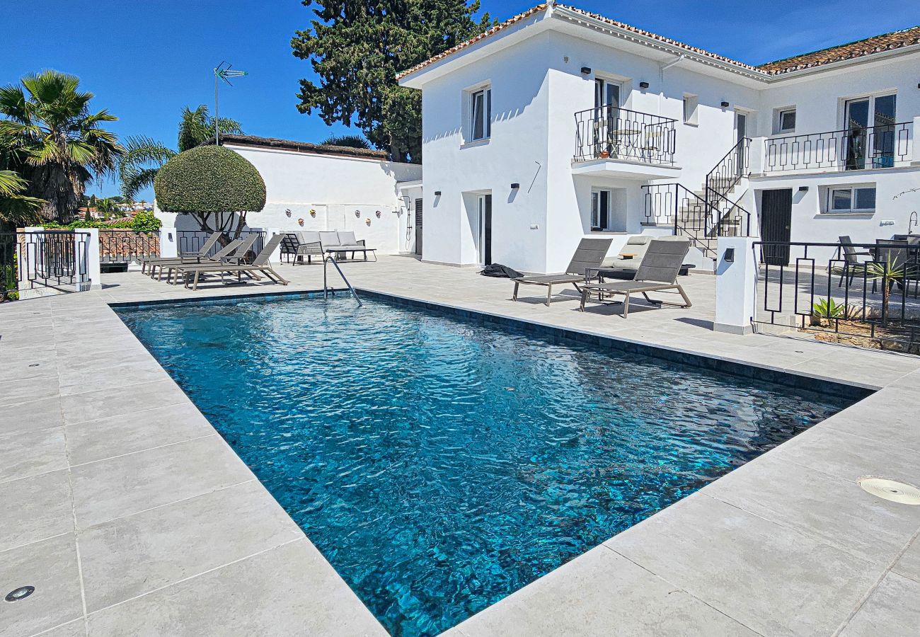 Villa en Mijas Costa - Villa con piscina privada y impresionantes vistas al mar.