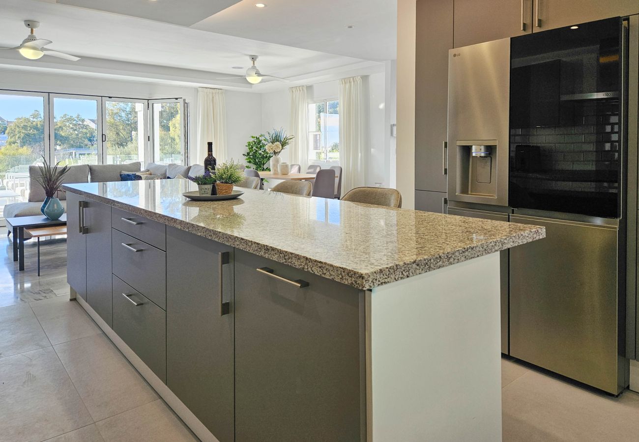 Villa en Marbella - Casa de cuatro dormitorios con piscina privada.