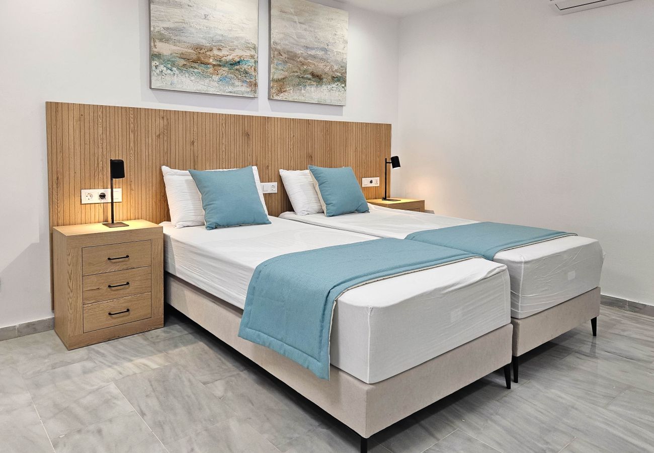 Villa en Marbella - Casa de cuatro dormitorios con piscina privada.