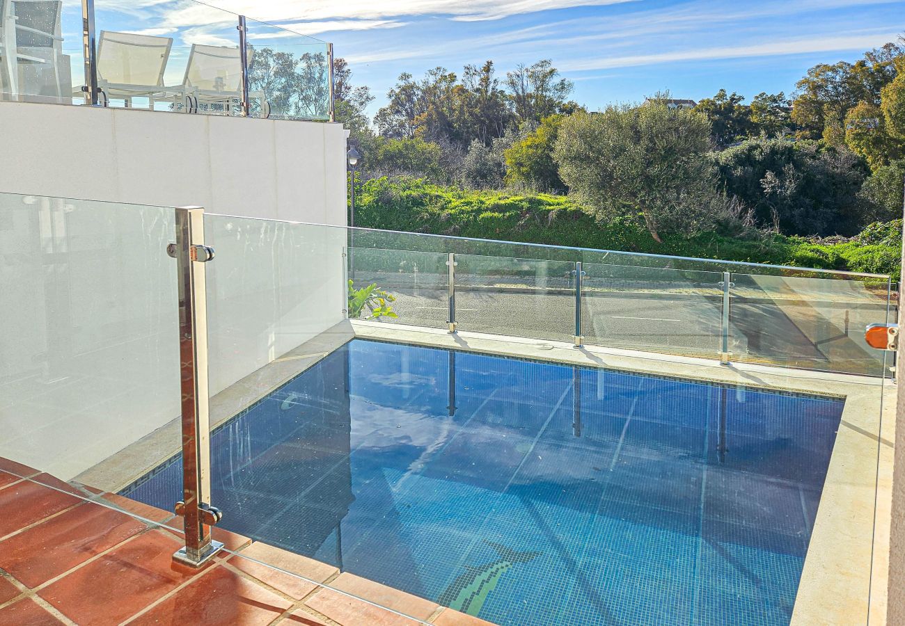 Villa en Marbella - Casa de cuatro dormitorios con piscina privada.