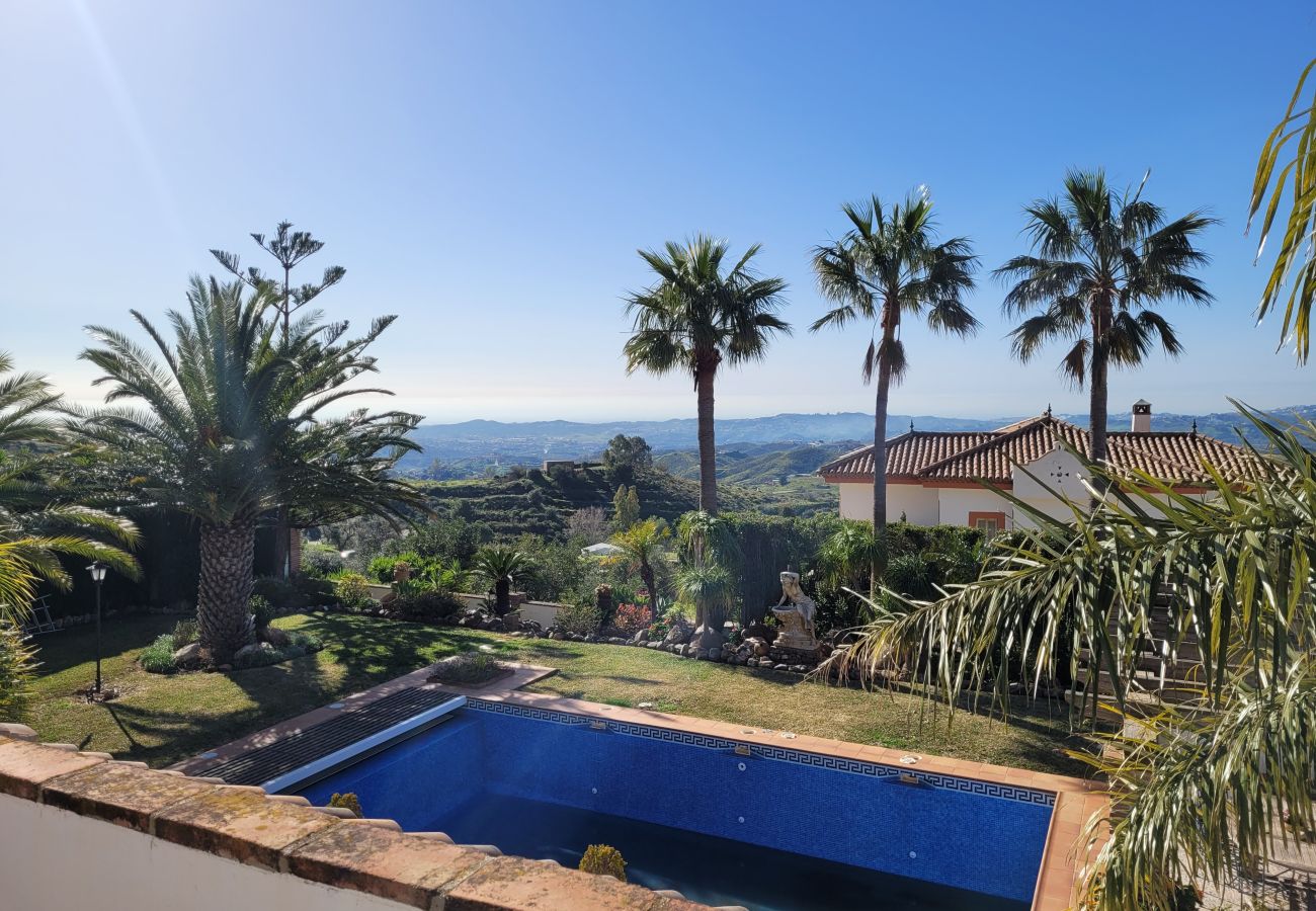 Villa en Mijas - Villa de 3 dormitorios con piscina privada en Voltecado