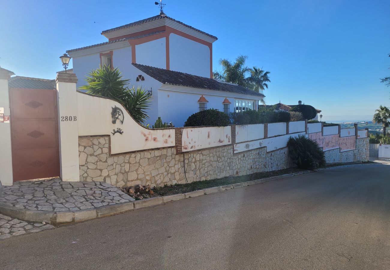 Villa en Mijas - Villa de 3 dormitorios con piscina privada en Voltecado