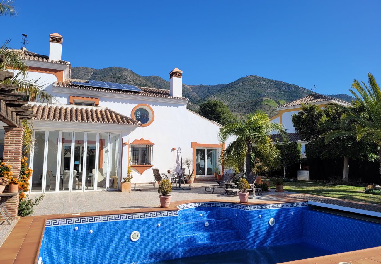 Villa en Mijas - Villa de 3 dormitorios con piscina privada en Voltecado