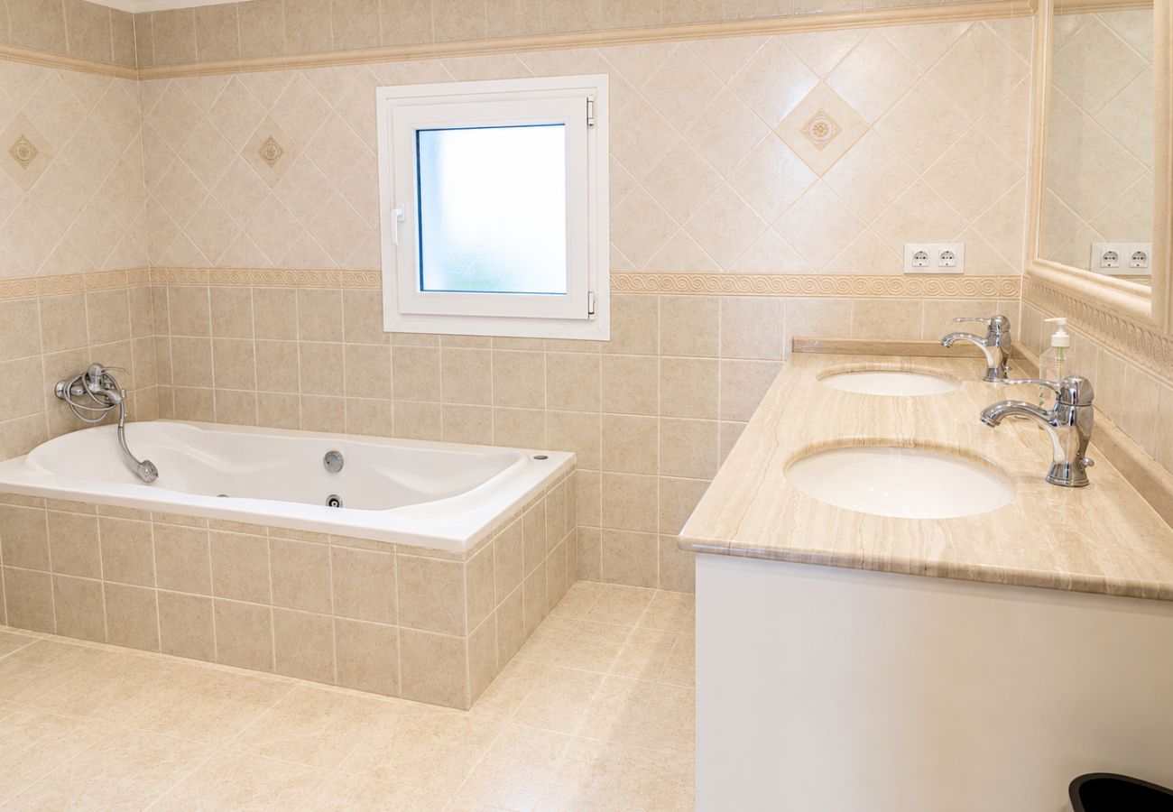 Villa en Mijas Costa - Villa de 3 dormitorios y piscina privada, Valtocado