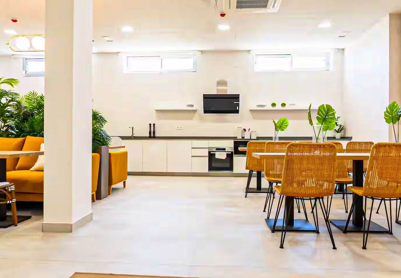 Apartamento en Mijas Costa - Apartamento de 3 habitaciones, vistas al mar/4 piscinas/gym/pádel