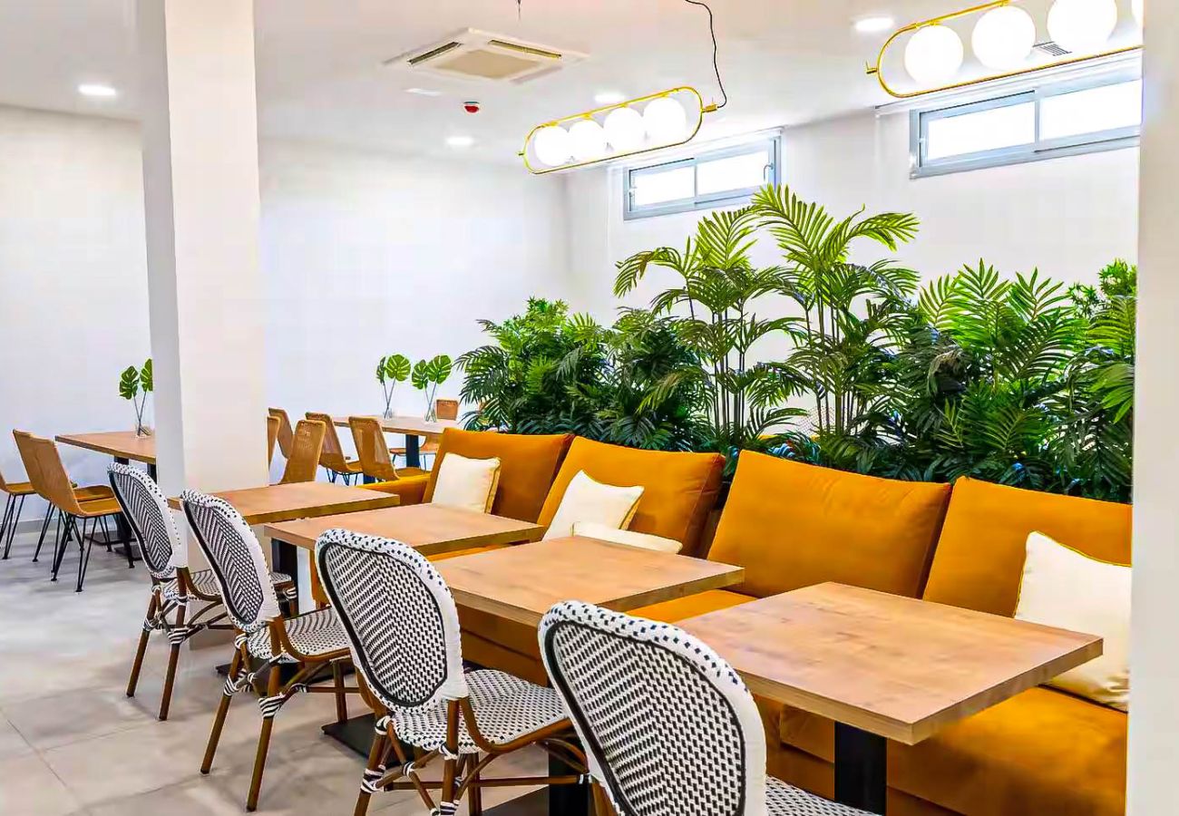 Apartamento en Mijas Costa - Apartamento de 3 habitaciones, vistas al mar/4 piscinas/gym/pádel