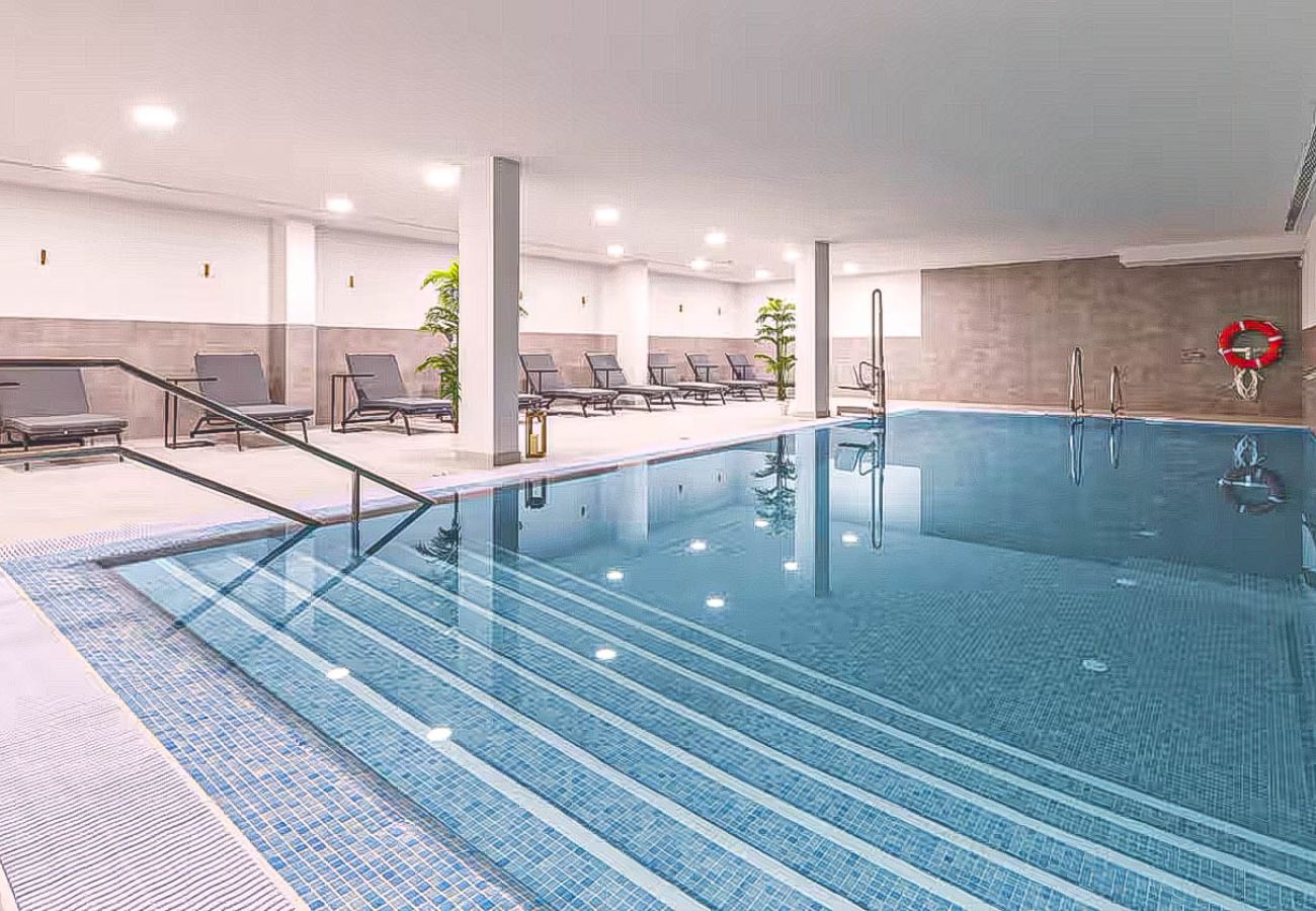 Apartamento en Mijas Costa - Apartamento de 3 habitaciones, vistas al mar/4 piscinas/gym/pádel