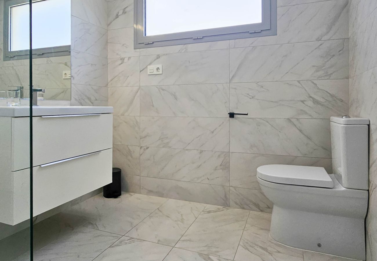 Apartamento en Mijas Costa - Apartamento de 3 habitaciones, vistas al mar/4 piscinas/gym/pádel