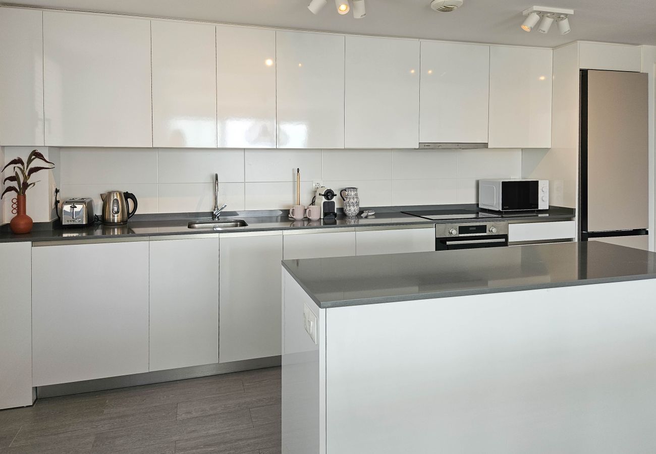 Apartamento en Mijas Costa - Apartamento de 3 habitaciones, vistas al mar/4 piscinas/gym/pádel