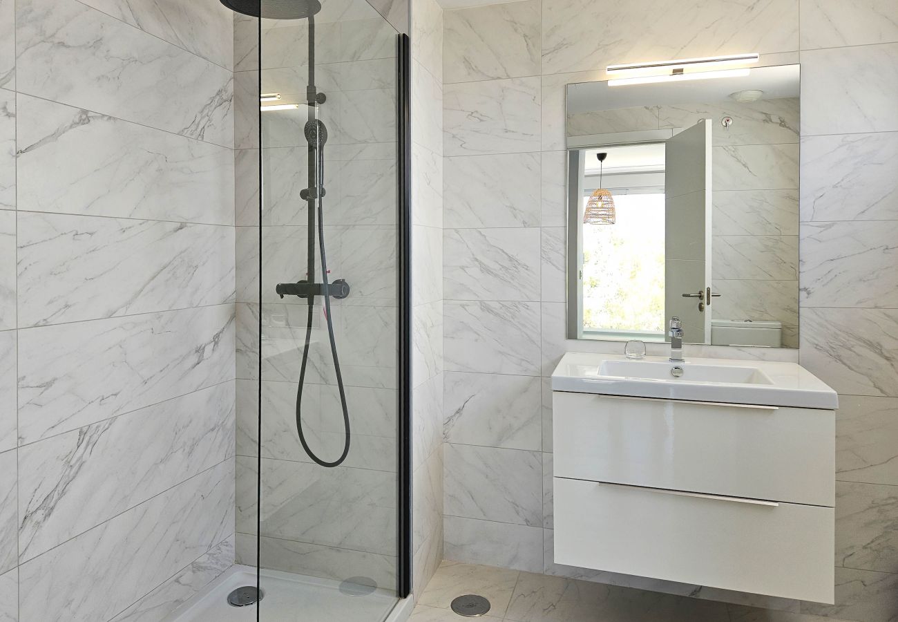 Apartamento en Mijas Costa - Apartamento de 3 habitaciones, vistas al mar/4 piscinas/gym/pádel