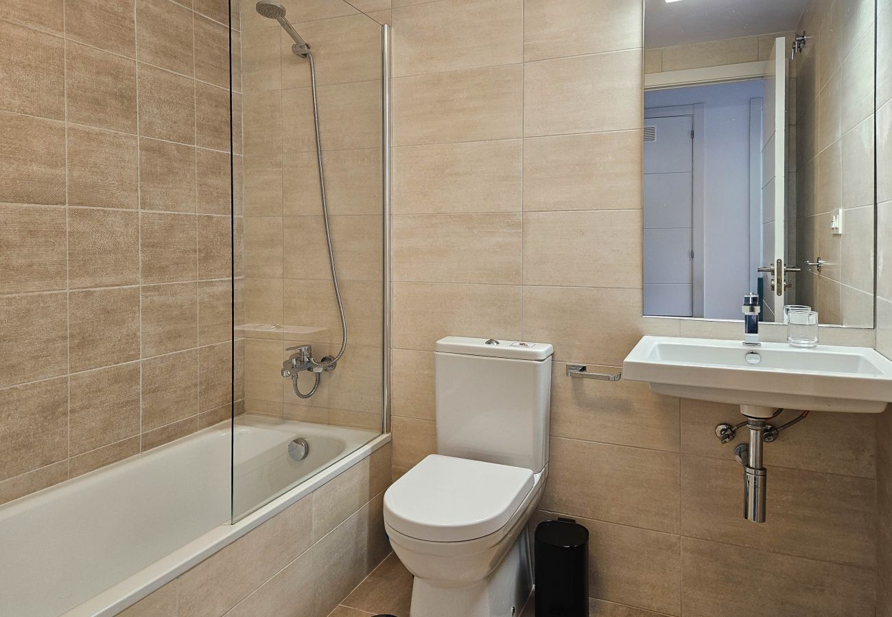 Apartamento en Mijas Costa - Apartamento de 3 habitaciones, vistas al mar/4 piscinas/gym/pádel