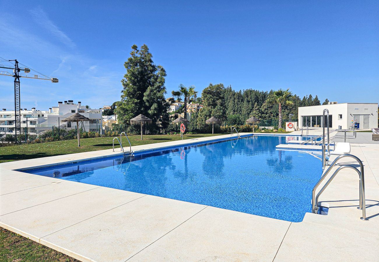 Apartamento en Mijas Costa - Apartamento de 3 habitaciones, vistas al mar/4 piscinas/gym/pádel