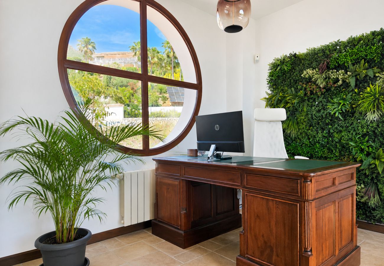Villa en Mijas Costa - Villa rural de cuatro dormitorios y piscina privada.