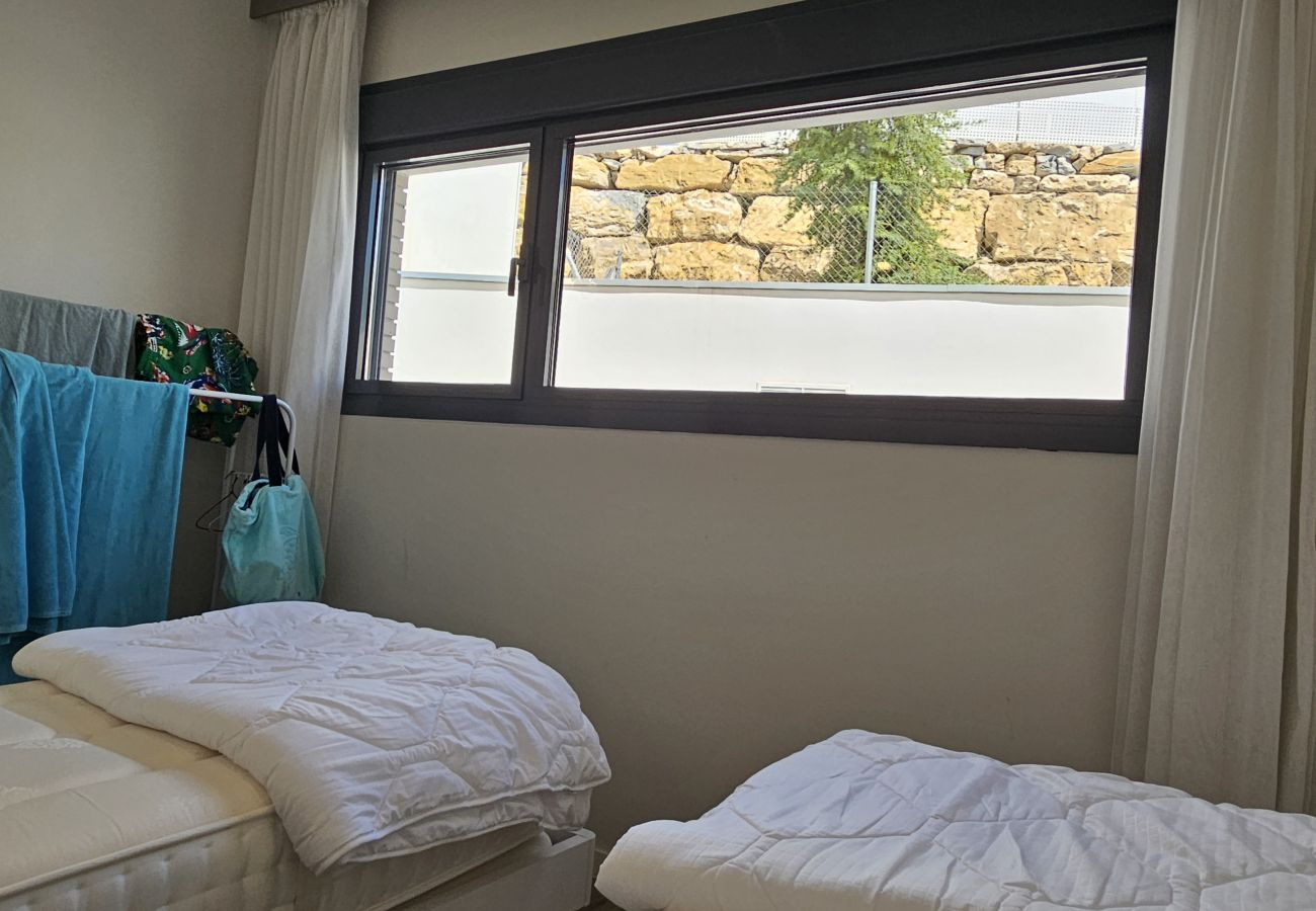 Casa adosada en Estepona - Casa adosada de cuatro dormitorios, Cancelada