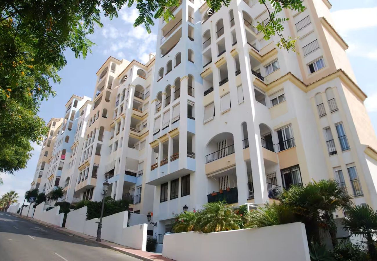 Apartamento en Estepona - Apartamento de 3 habitaciones, cerca del puerto de Estepona.