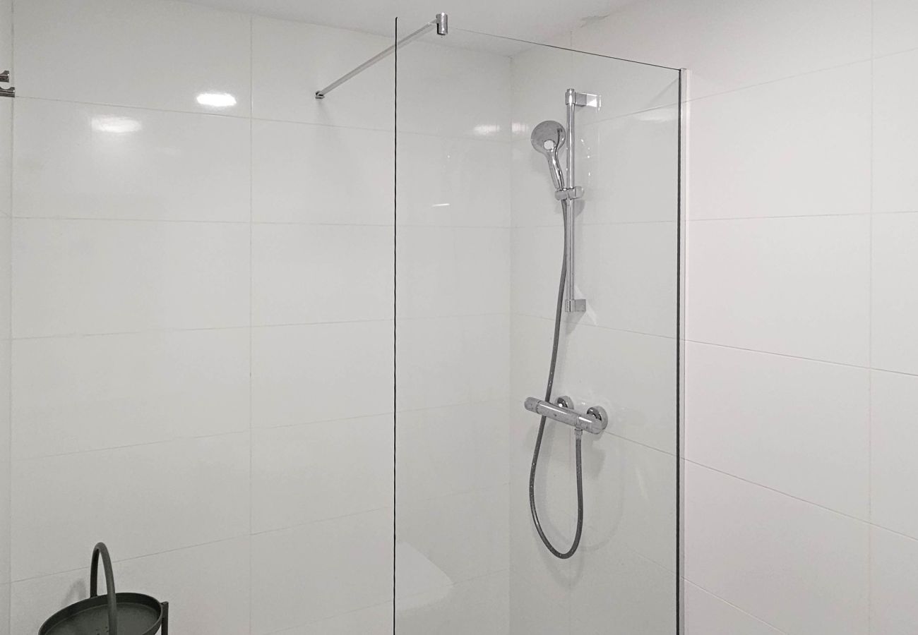 Apartamento en Mijas Costa - Apartamento elegante con acceso a piscina, gym y pádel.