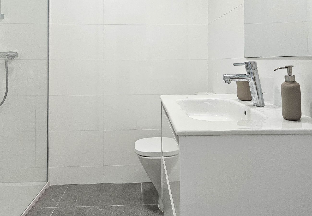 Apartamento en Mijas Costa - Apartamento elegante con acceso a piscina, gym y pádel.