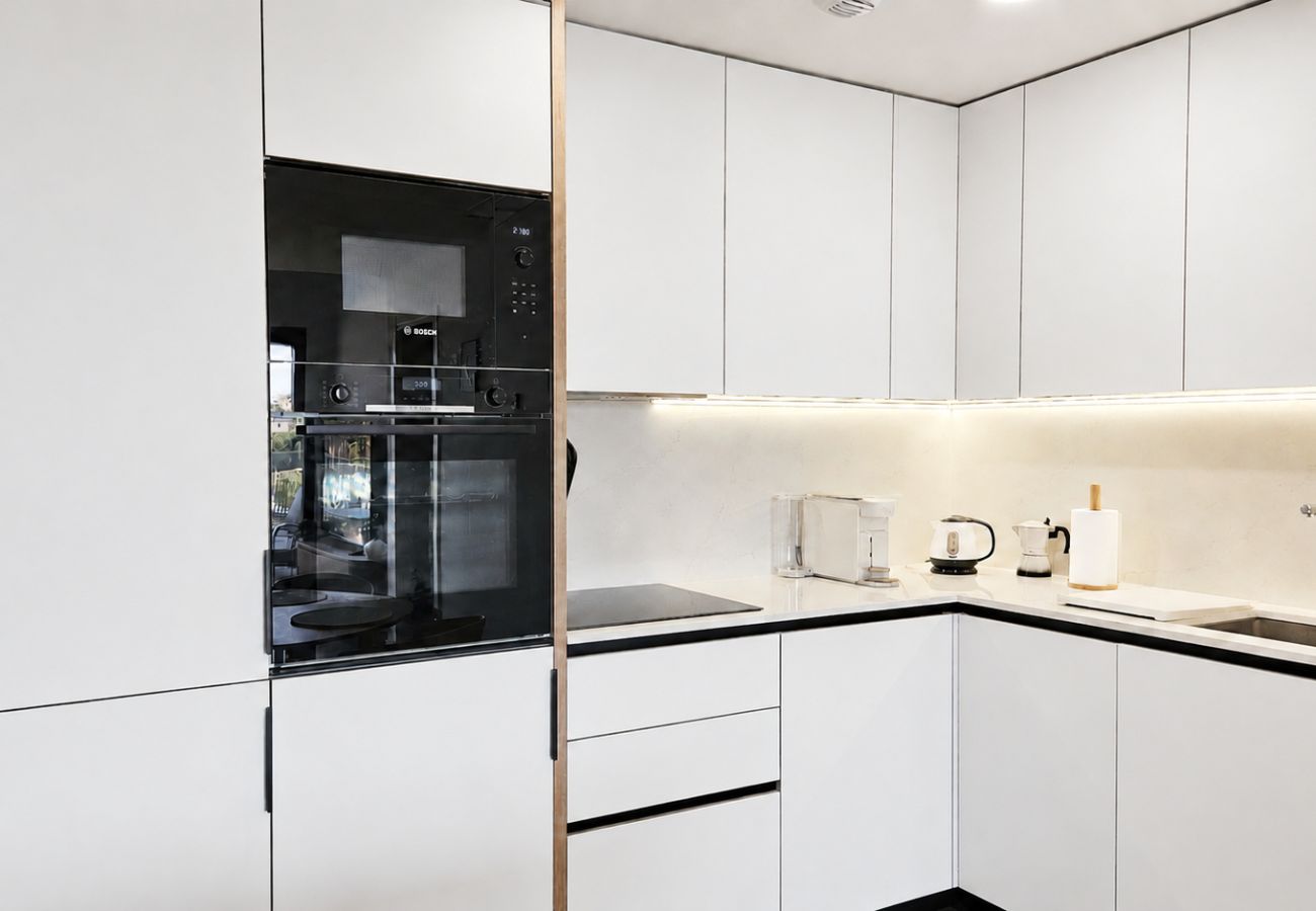Apartamento en Mijas Costa - Apartamento elegante con acceso a piscina, gym y pádel.