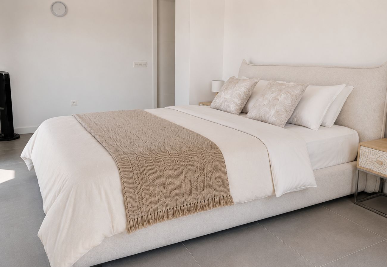Apartamento en Mijas Costa - Apartamento elegante con acceso a piscina, gym y pádel.