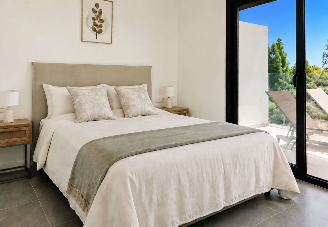 Apartamento en Mijas Costa - Apartamento elegante con acceso a piscina, gym y pádel.