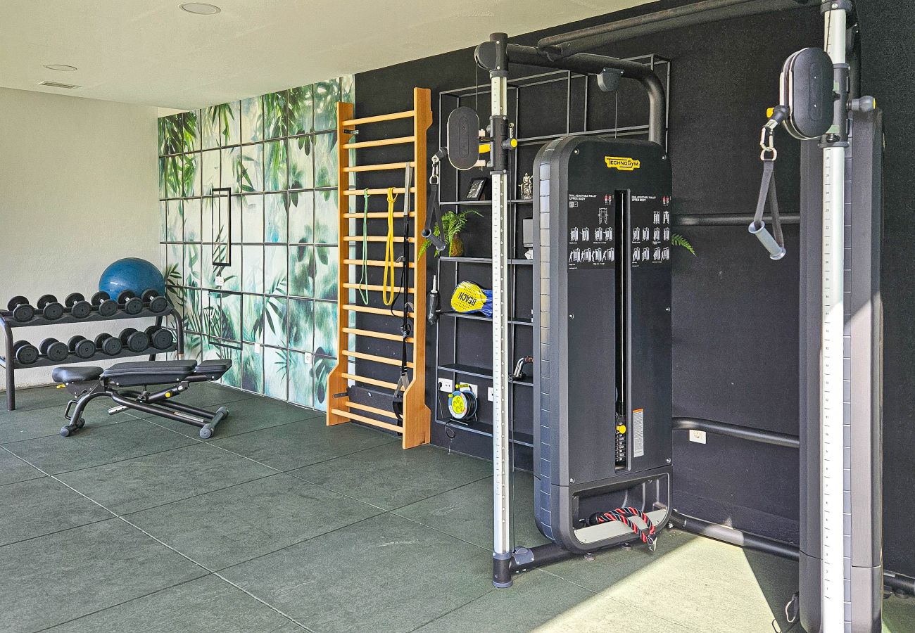 Apartamento en Mijas Costa - Apartamento elegante con acceso a piscina, gym y pádel.