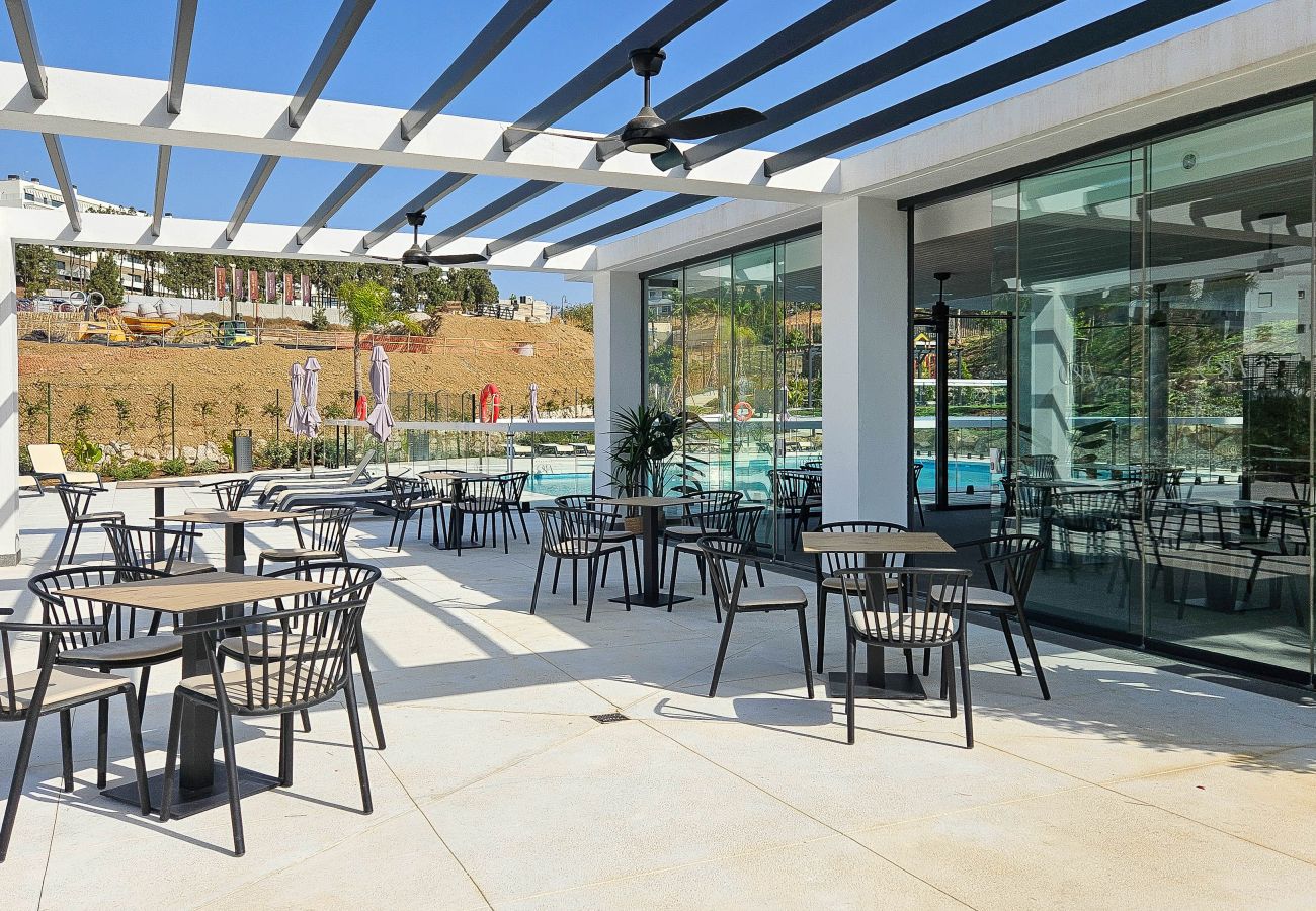 Apartamento en Mijas Costa - Apartamento elegante con acceso a piscina, gym y pádel.