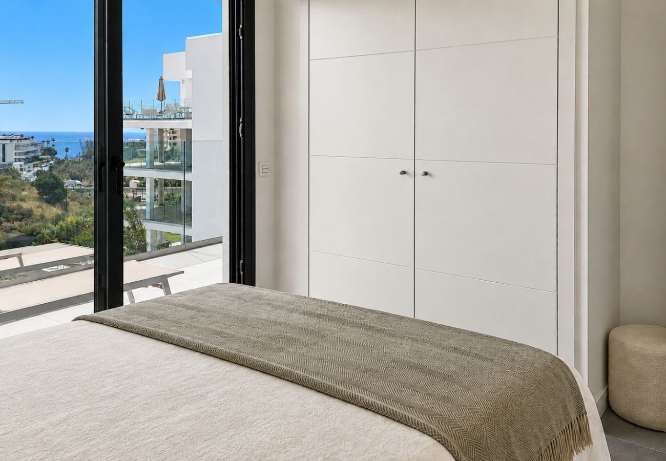 Apartamento en Mijas Costa - Apartamento elegante con acceso a piscina, gym y pádel.