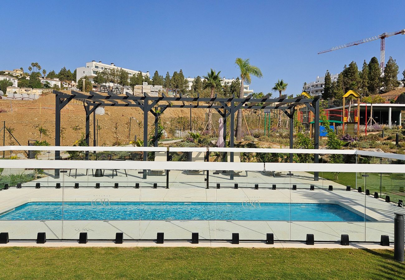 Apartamento en Mijas Costa - Apartamento elegante con acceso a piscina, gym y pádel.
