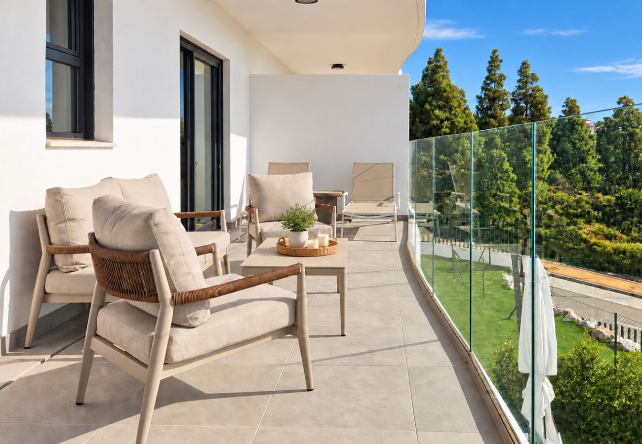Apartamento en Mijas Costa - Apartamento elegante con acceso a piscina, gym y pádel.