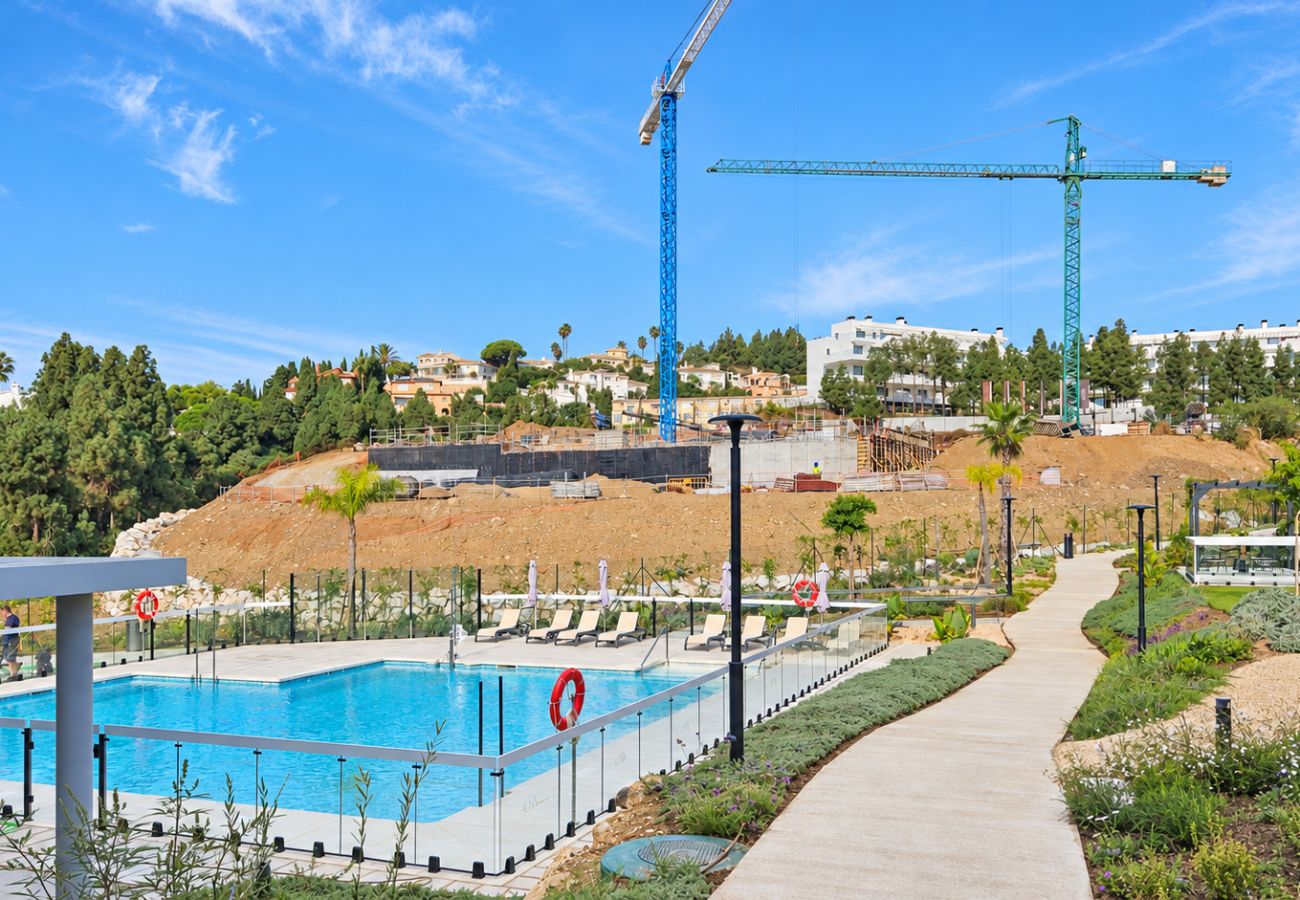 Apartamento en Mijas Costa - Apartamento elegante con acceso a piscina, gym y pádel.