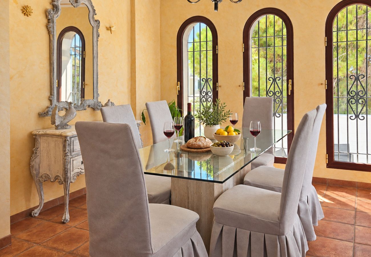 Villa en Marbella - Amplia villa con piscina privada y vistas al mar