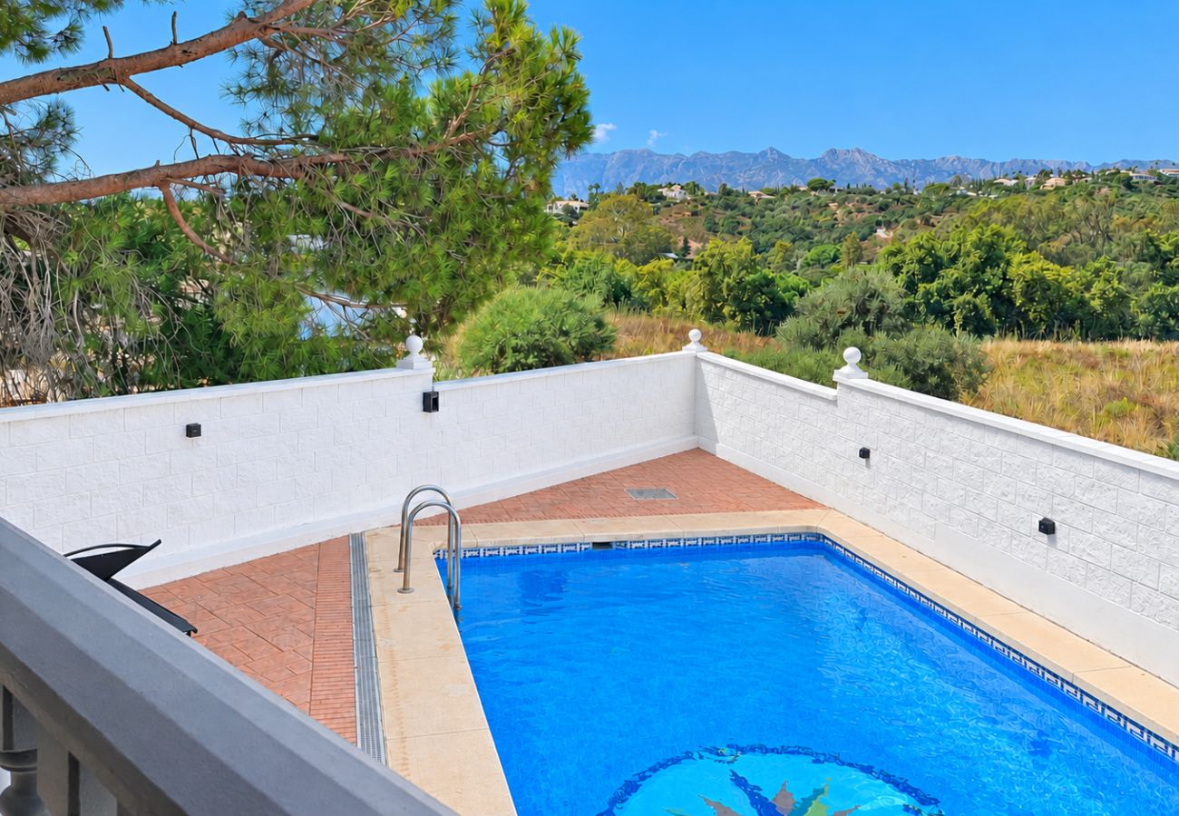 Villa en Marbella - Amplia villa con piscina privada y vistas al mar
