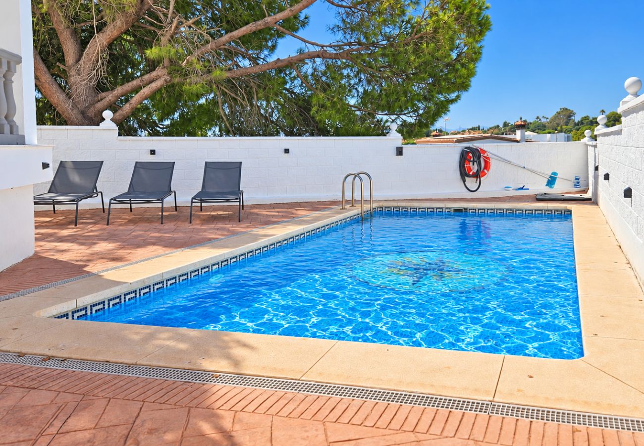 Villa en Marbella - Amplia villa con piscina privada y vistas al mar