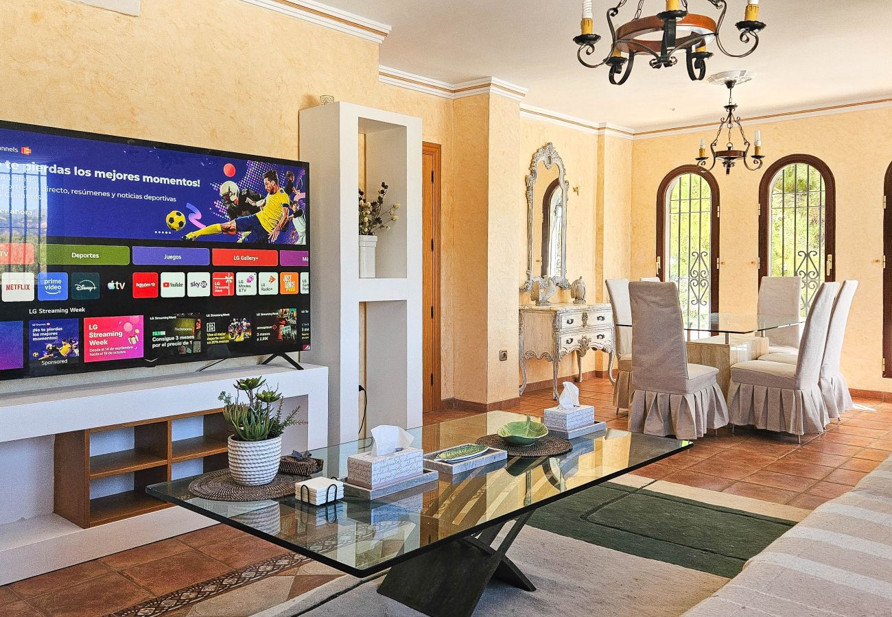 Villa en Marbella - Amplia villa con piscina privada y vistas al mar