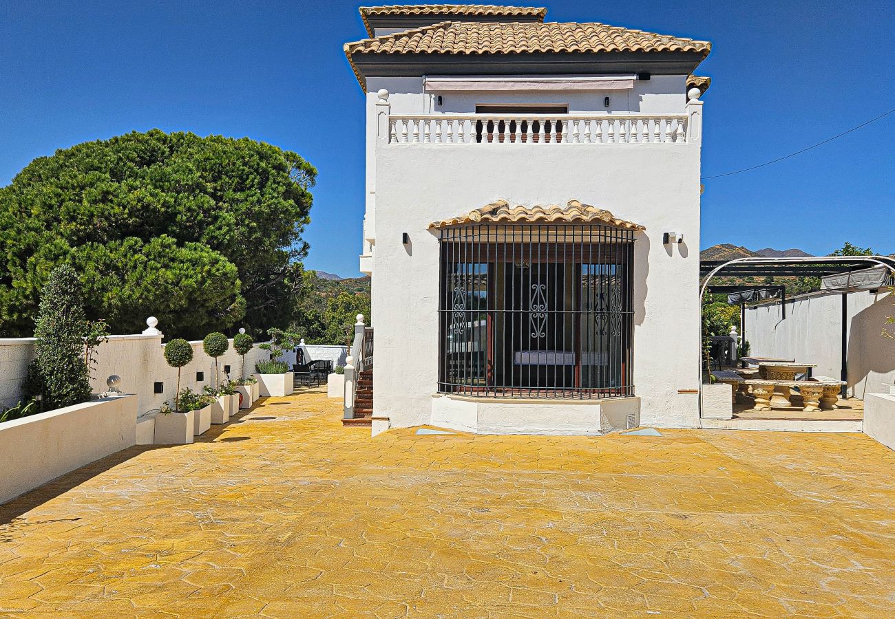 Villa en Marbella - Amplia villa con piscina privada y vistas al mar