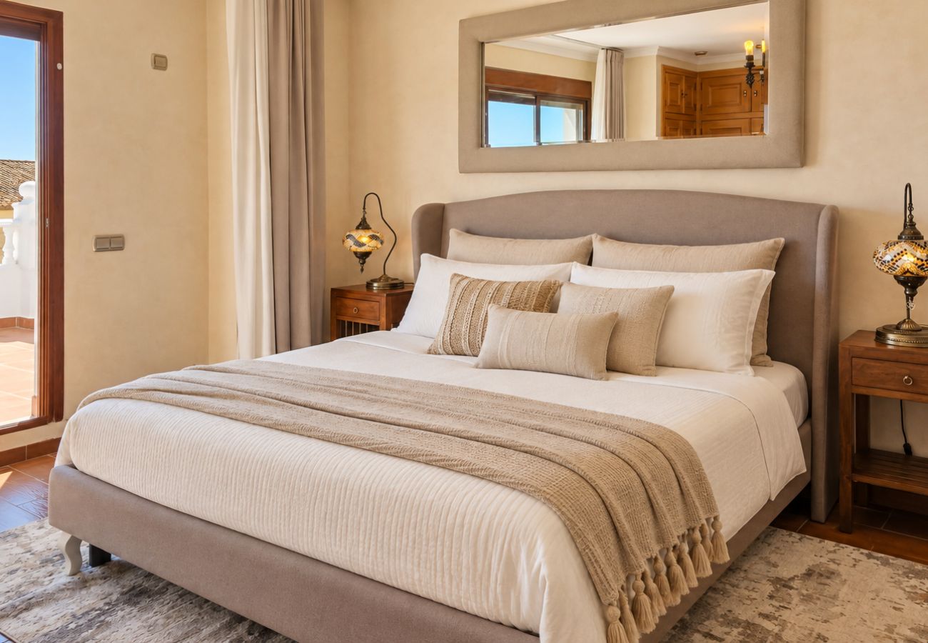 Villa en Marbella - Amplia villa con piscina privada y vistas al mar