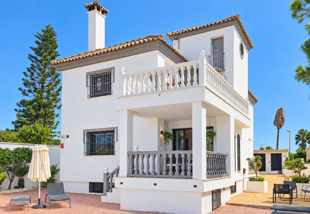 Villa en Marbella - Amplia villa con piscina privada y vistas al mar
