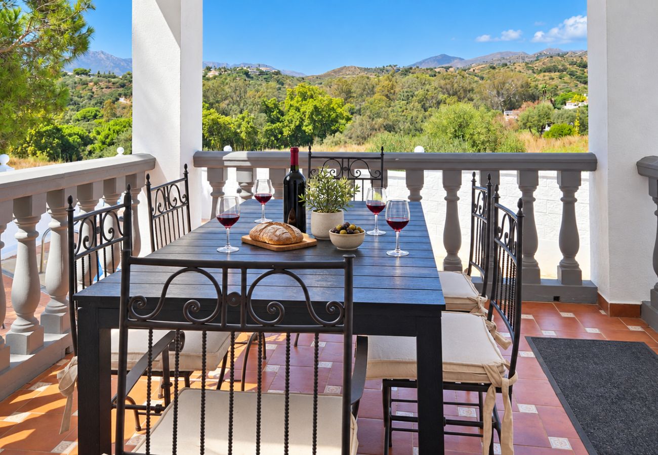 Villa en Marbella - Amplia villa con piscina privada y vistas al mar