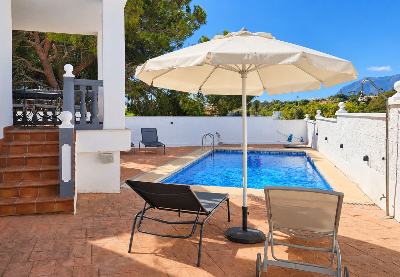 Villa en Marbella - Amplia villa con piscina privada y vistas al mar