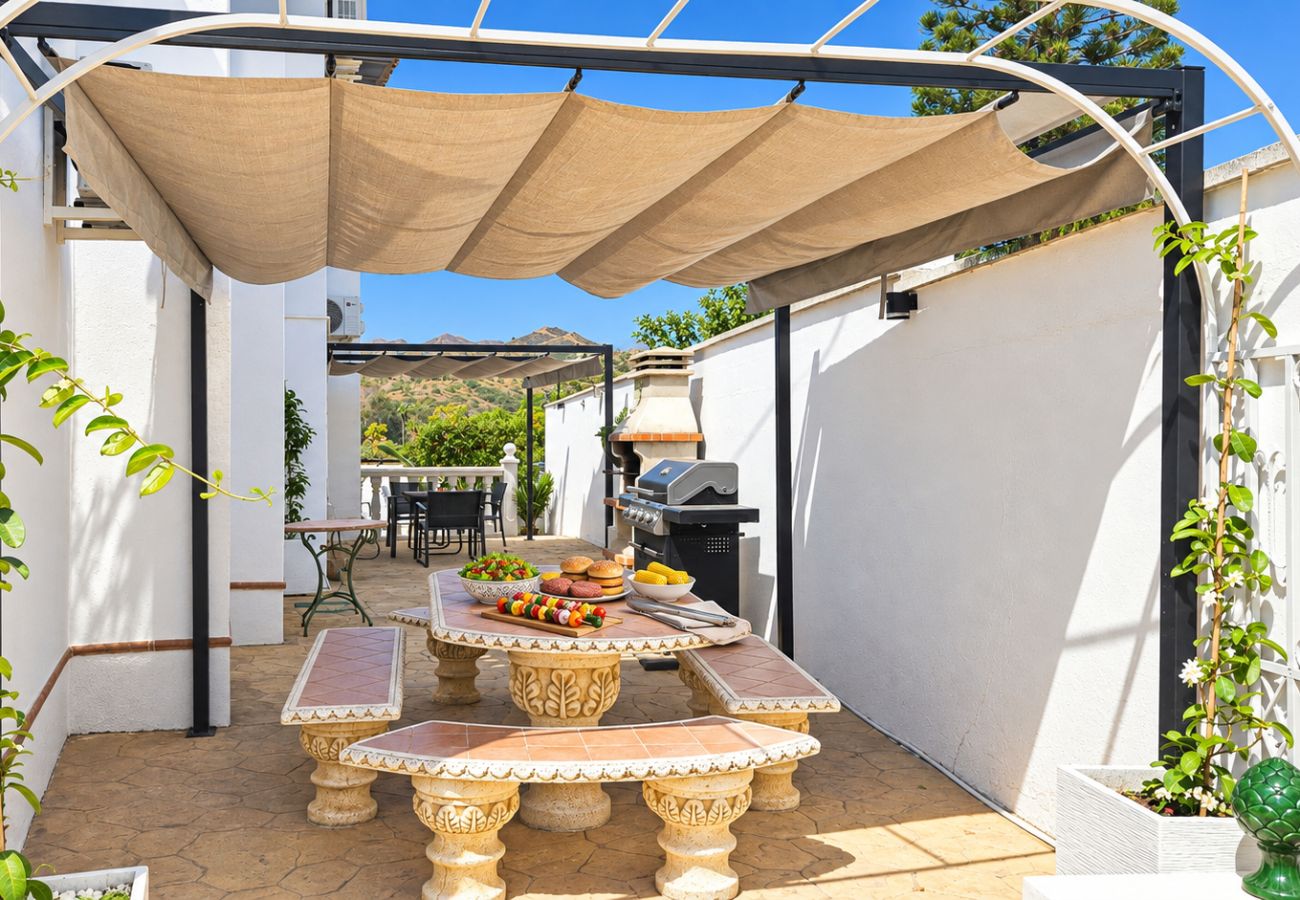 Villa en Marbella - Amplia villa con piscina privada y vistas al mar