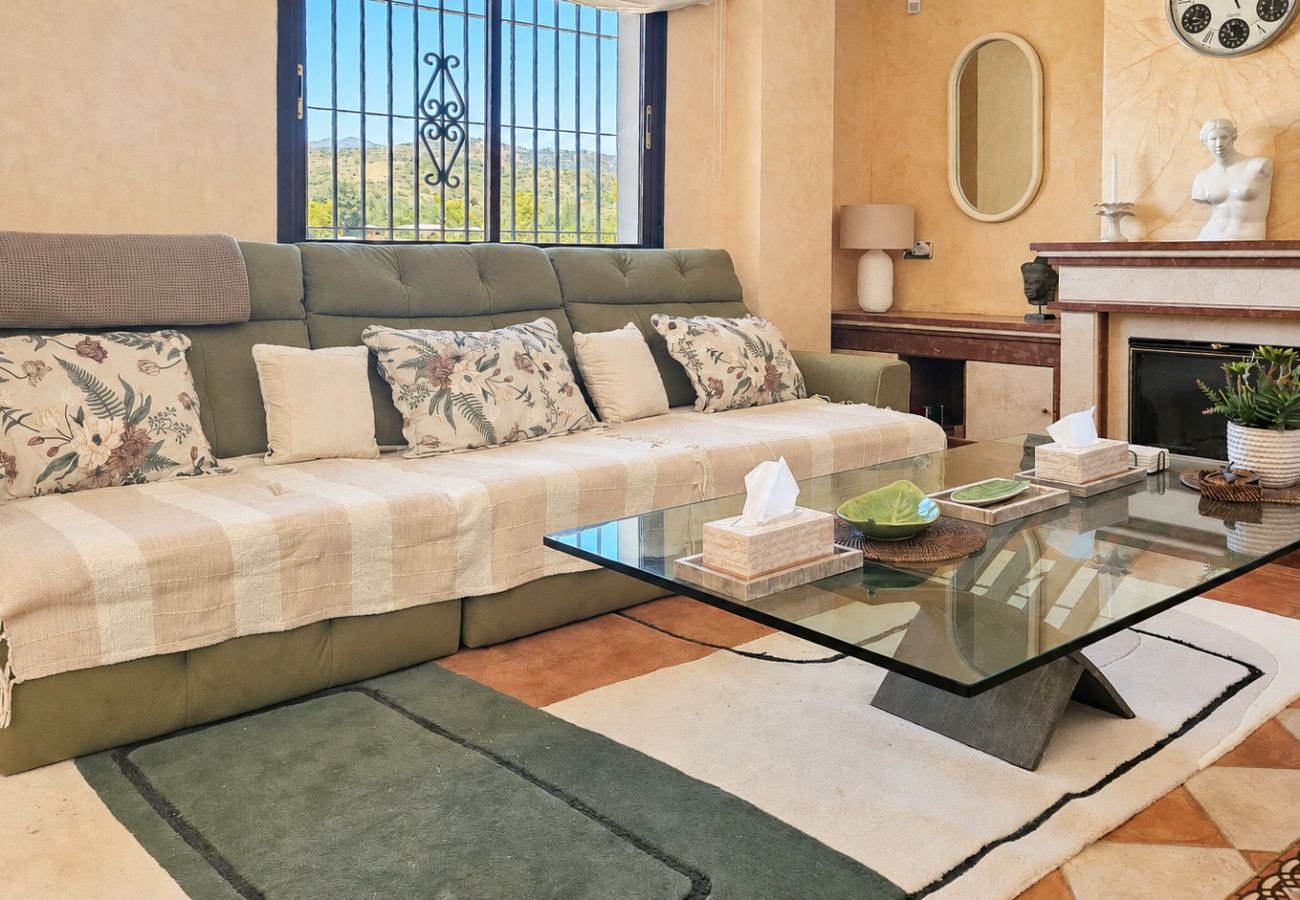 Villa en Marbella - Amplia villa con piscina privada y vistas al mar