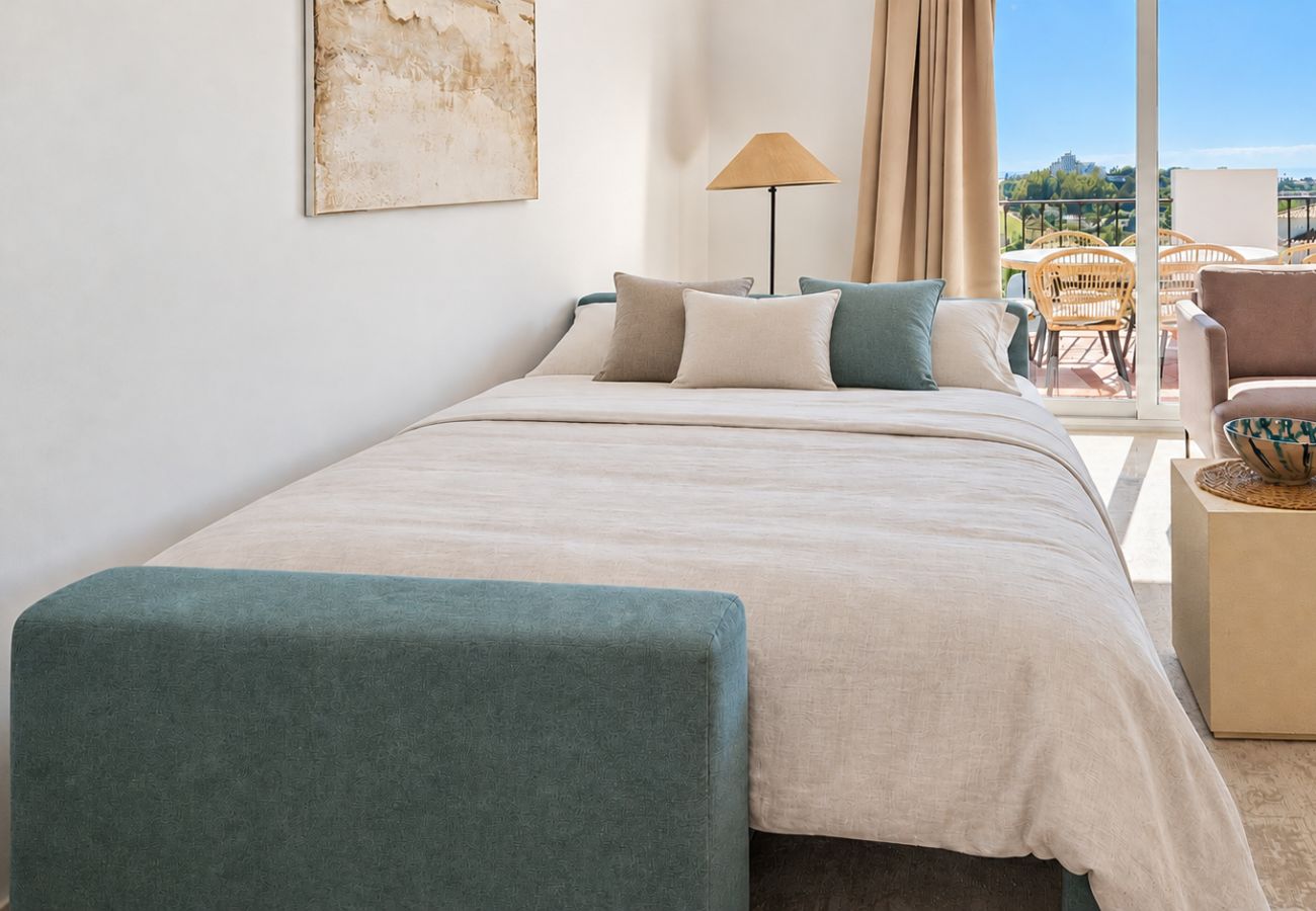 Apartamento en Benahavís - Pueblo Paraíso, vistas al mar,6 piscinas, gym y spa