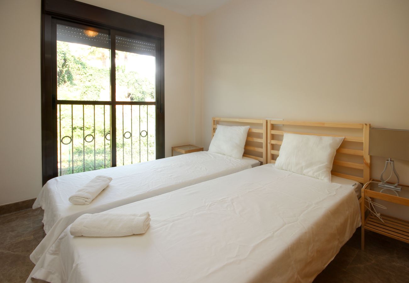 Apartment in Estepona - Modern Apartment in Golf Complex WiFi and Parking 