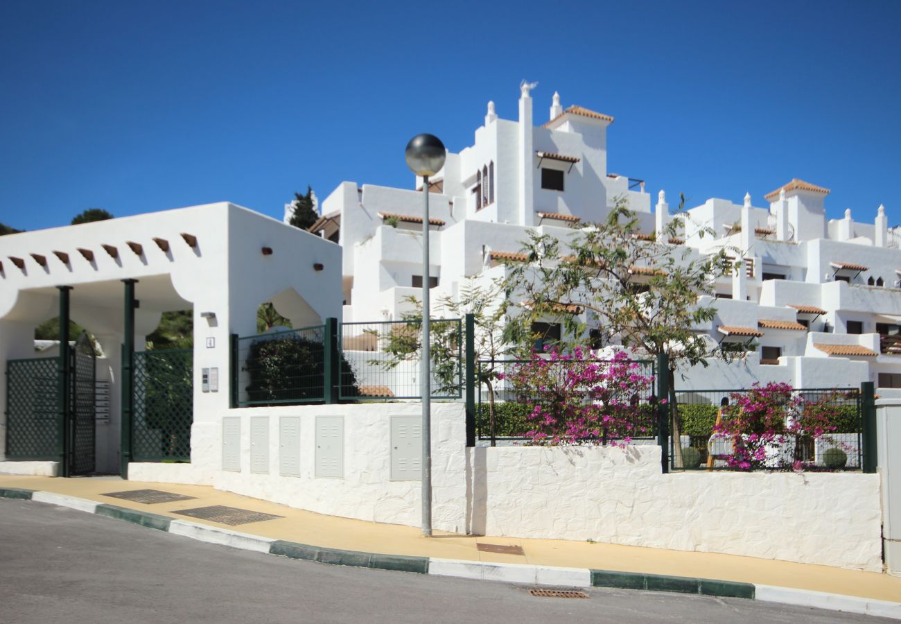 Apartment in Estepona - Modern Apartment in Golf Complex WiFi and Parking 