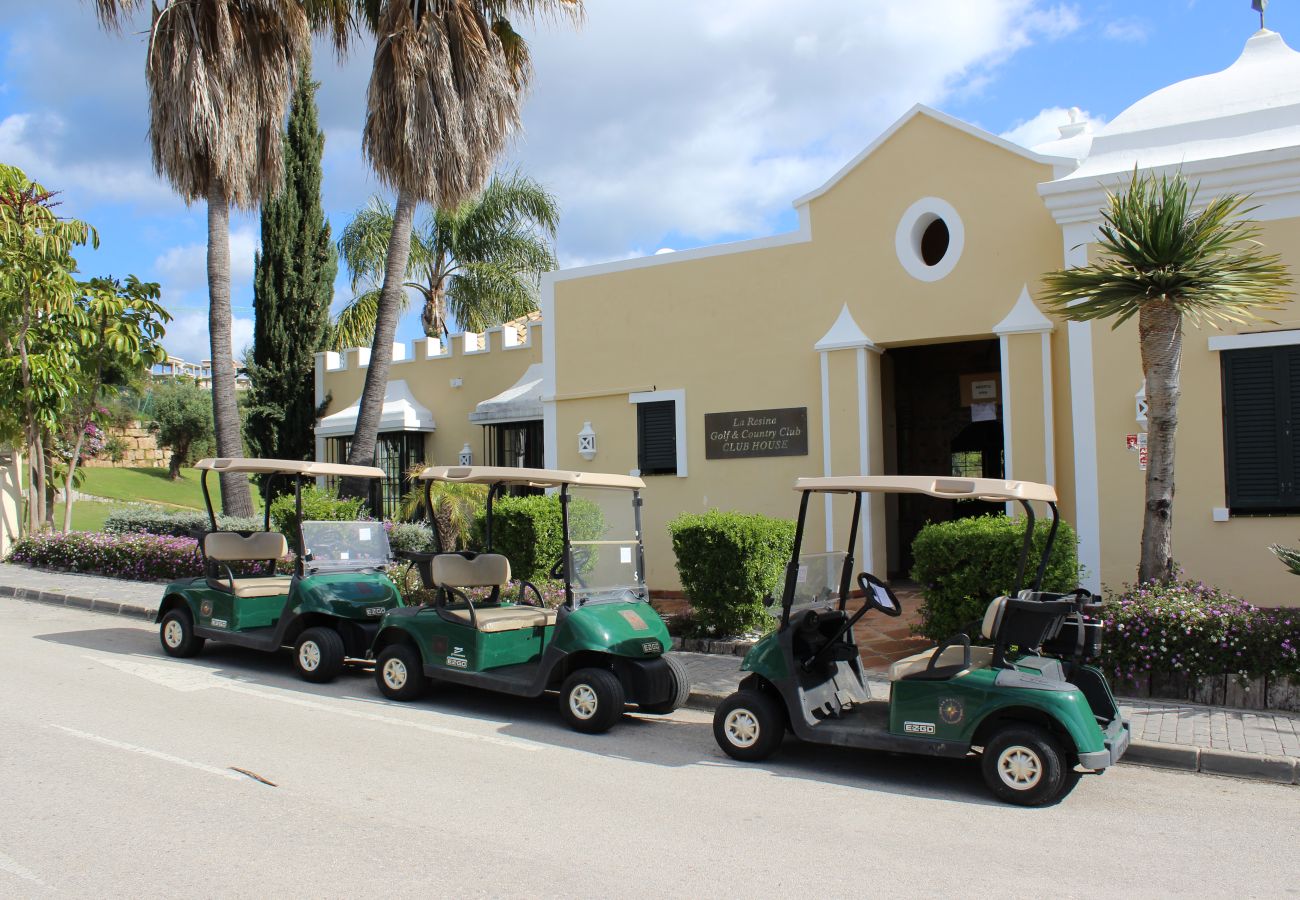 Apartment in Estepona - Modern Apartment in Golf Complex WiFi and Parking 