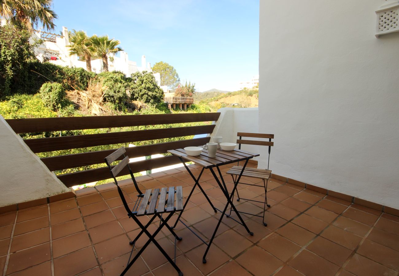 Apartment in Estepona - Modern Apartment in Golf Complex WiFi and Parking 
