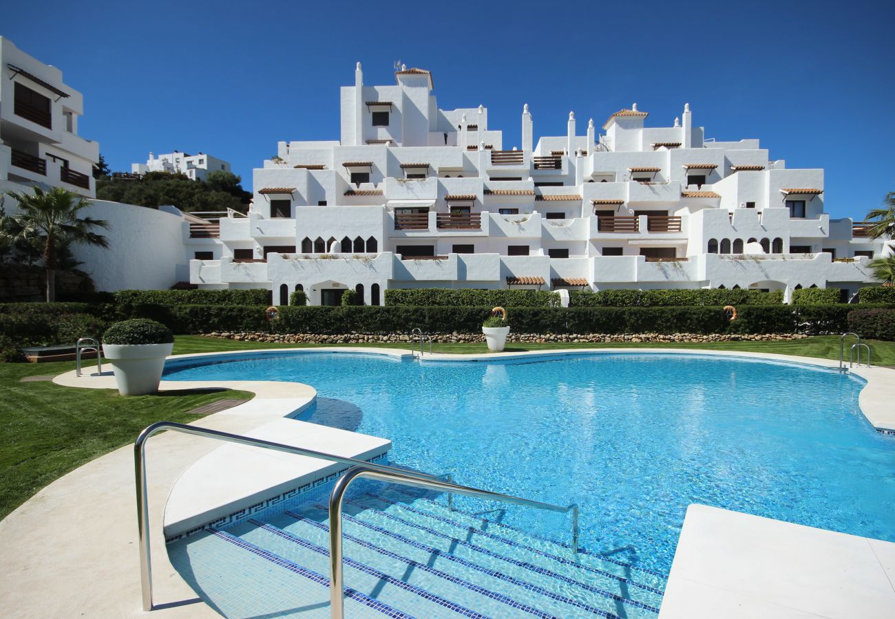 Apartment in Estepona - Modern Apartment in Golf Complex WiFi and Parking 